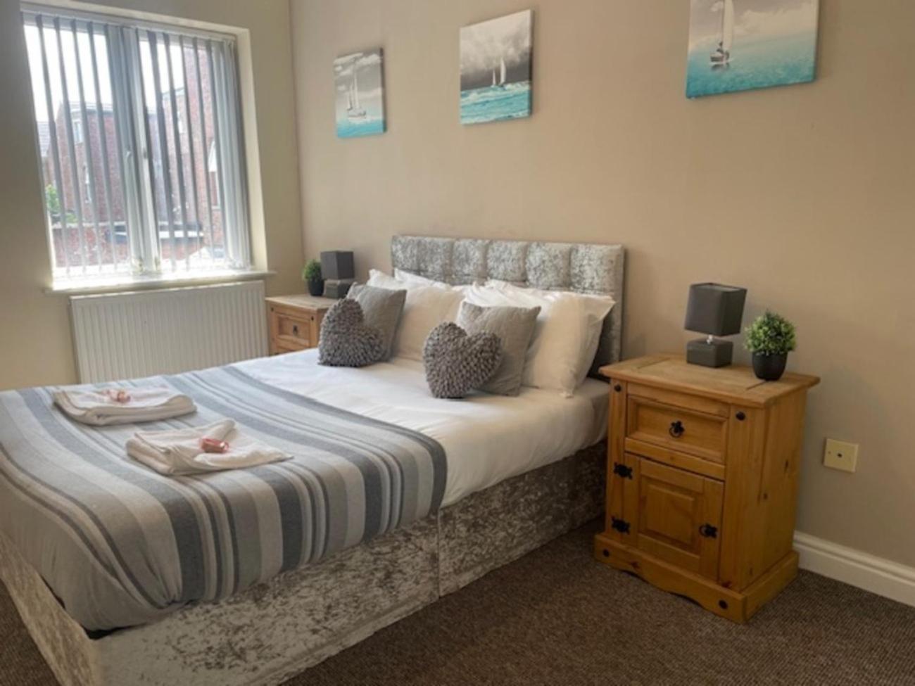 St Annes Apartment 4 - Sleeps 6 - Free Parking Lytham St Annes Exteriör bild